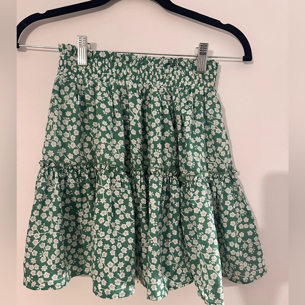 Princess Polly short skirt green and white super cute